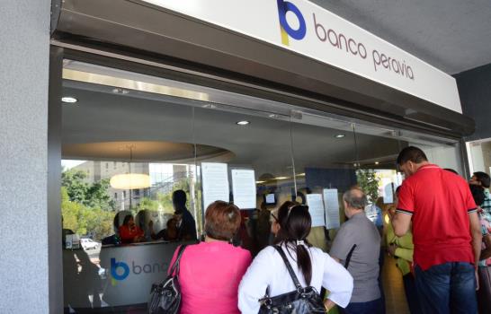Clientes reclaman sus ahorros tras anuncio de disolución del Banco Peravia