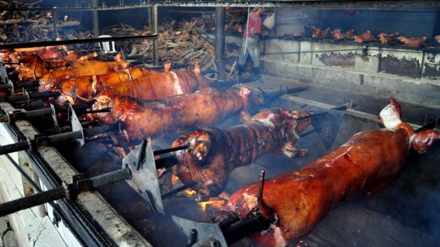 El tradicional cerdo en puya se oferta en calles y avenidas para Nochebuena El tradicional cerdo en puya se oferta en calles y avenidas para Nochebuena
