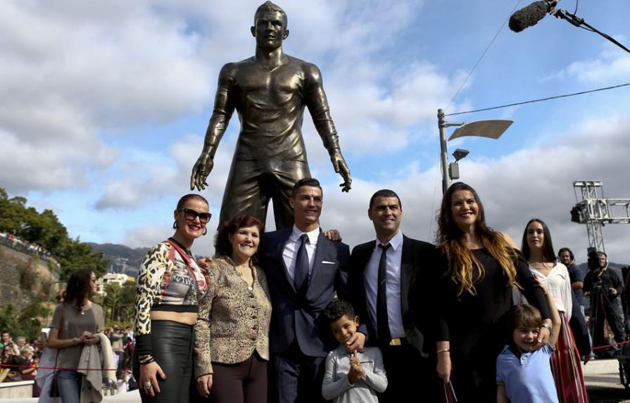 Bulto en el pantalón de la estatua de Ronaldo motiva comentarios morbosos