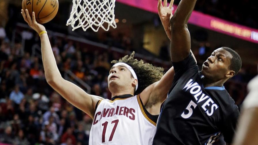 El pívot brasileño de los Cavaliers, Anderson Varejao se lesiona pierna y será examinado