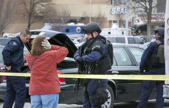 Tres muertos, entre ellos el autor, en un tiroteo en centro comercial de EEUU