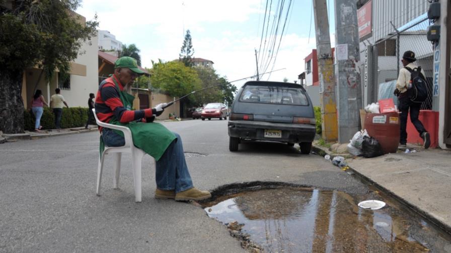 Aguas sucia y limpia en una fuga de la Zona Universitaria