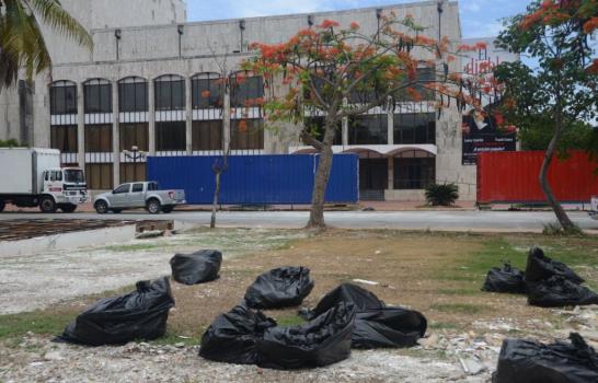 Pabellones y escombros de Feria del Libro permanecen en la Plaza de la Cultura
