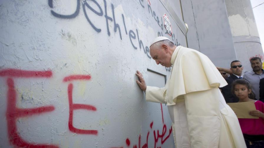 El papa denuncia el muro y ofrece el Vaticano a palestinos e israelíes