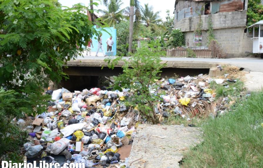 Una cañada llena de basura afecta vecinos de Pantoja