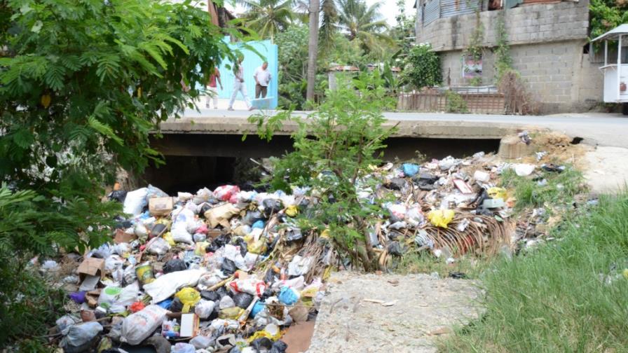 Una cañada llena de basura afecta vecinos de Pantoja