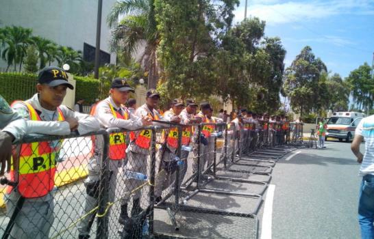 Soldaditos y Soldaditas por Loma Miranda protestan frente al Congreso
