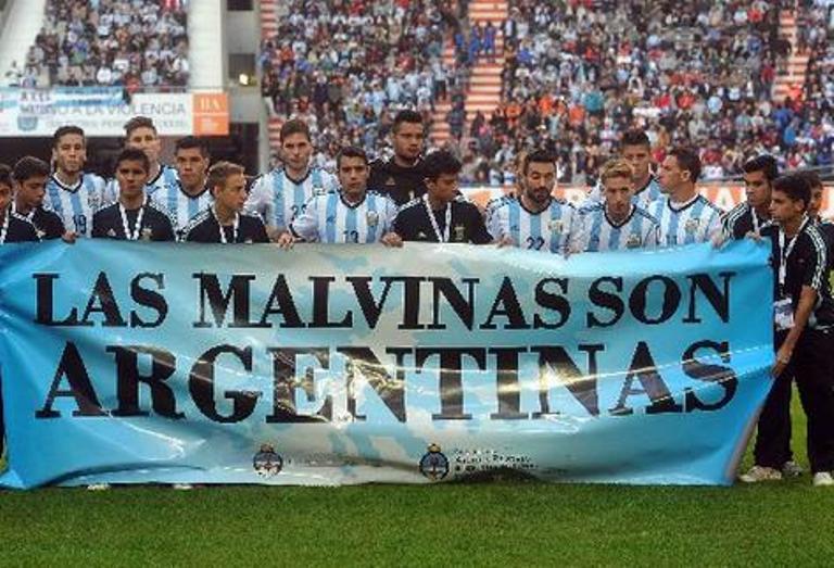 La FIFA multa a la AFA por pancarta Las Malvinas son argentinas