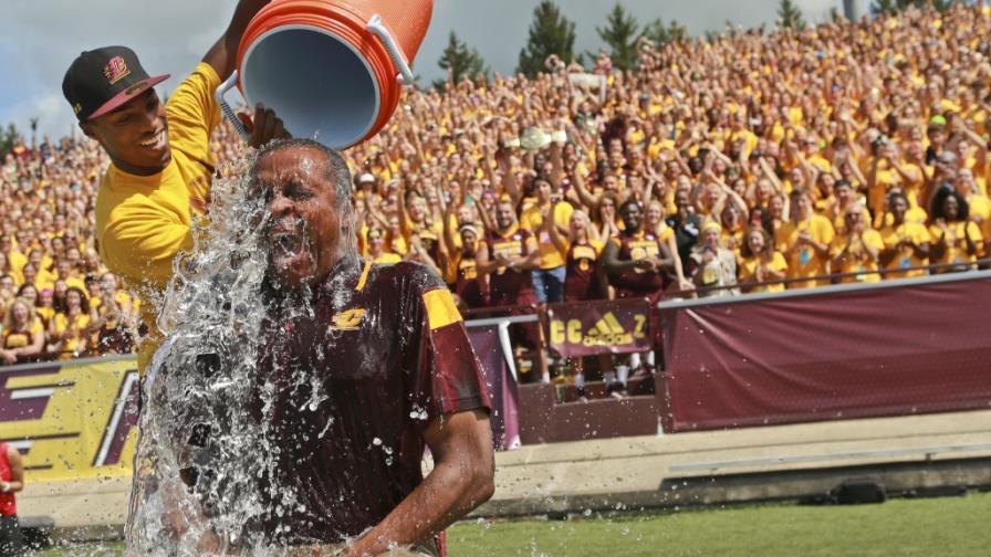 Reto agua helada cambia dinámica de beneficencia