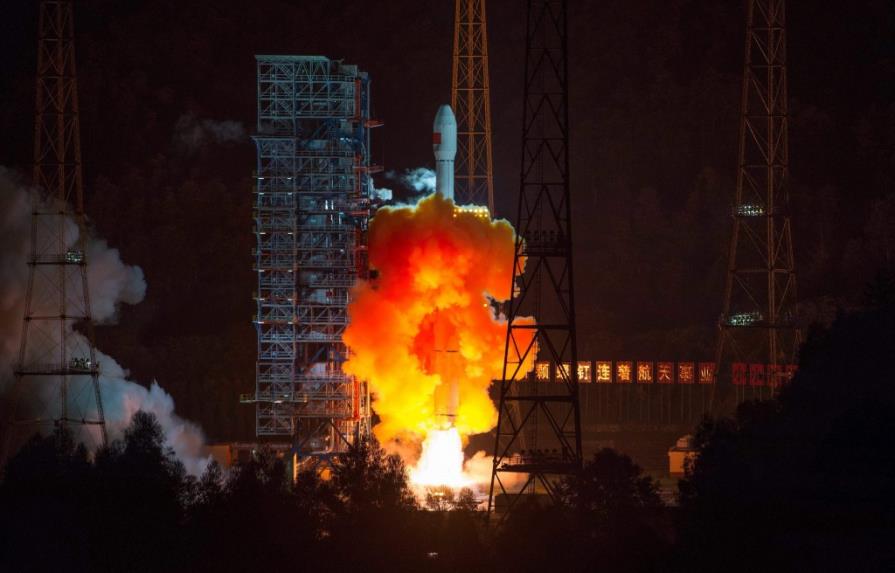 China lanza una sonda lunar que volverá a la Tierra