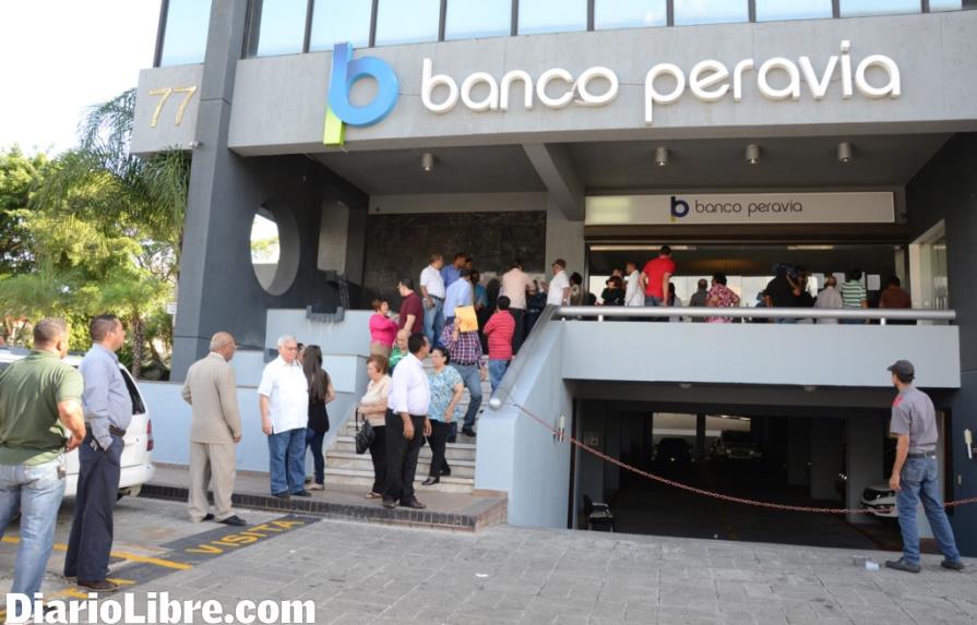 Depositors of the Banco Peravia look for their money