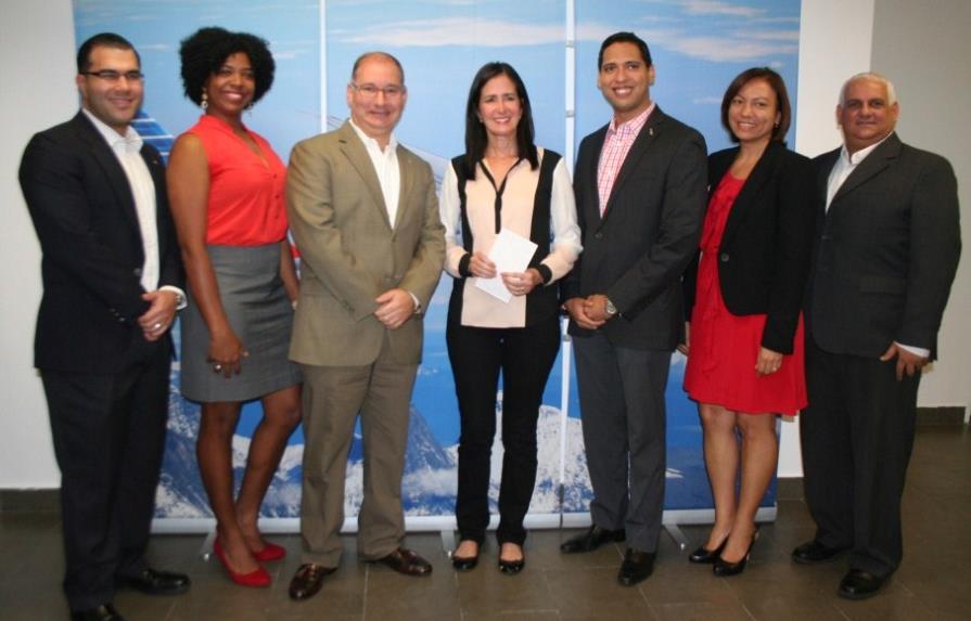 American Airlines entrega donativo a Liga Dominicana contra el Cáncer