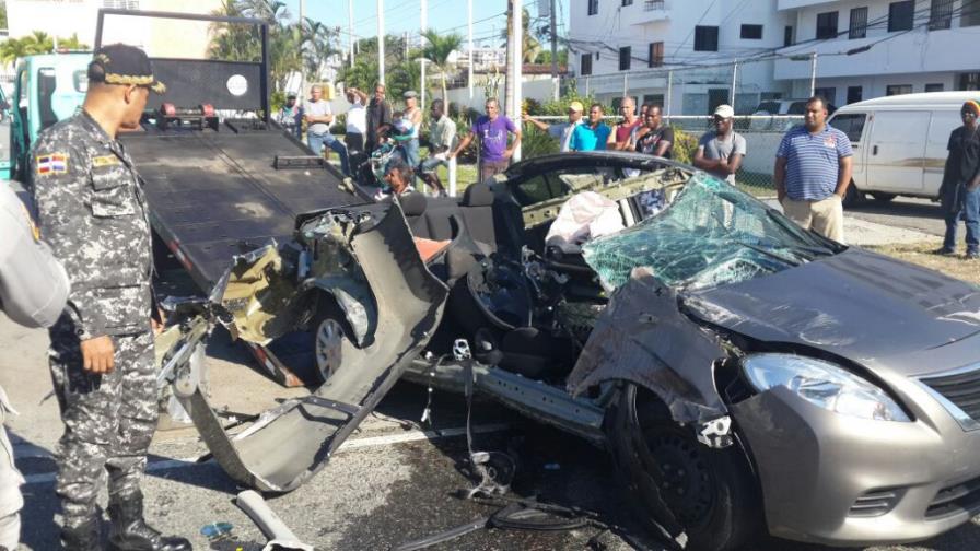 Aparatoso accidente entre un carro y un camión en la autopista 30 de Mayo