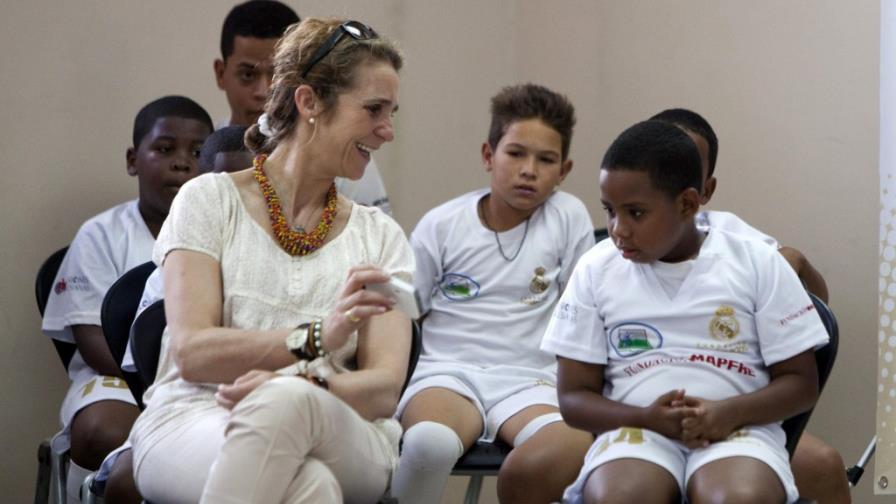La infanta Elena visita proyecto a favor de niños excluidos