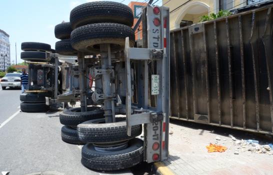 Camión cargado con sulfato de aluminio se estrella contra Unicentro Plaza