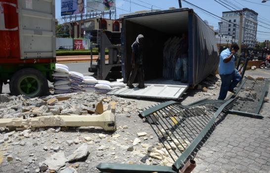 Camión cargado con sulfato de aluminio se estrella contra Unicentro Plaza