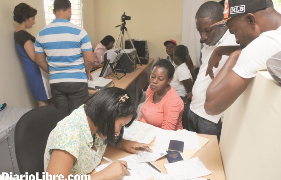 Haitianos exigen documentos gratis