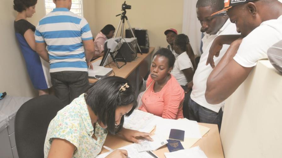 Haitianos exigen documentos gratis