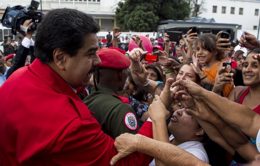 Chavistas afrontan un congreso caliente en el que elegirán a Maduro