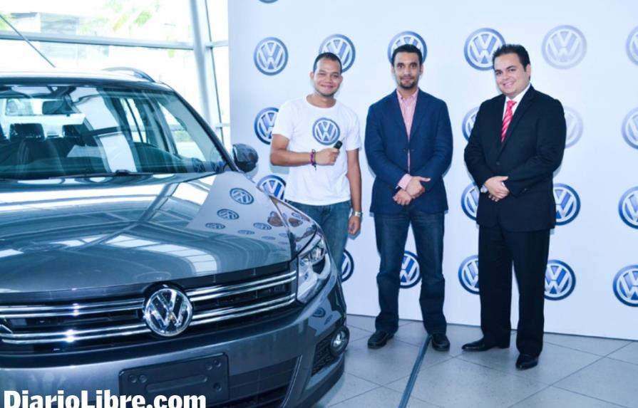 Volkswagen entrega premio a su fanático