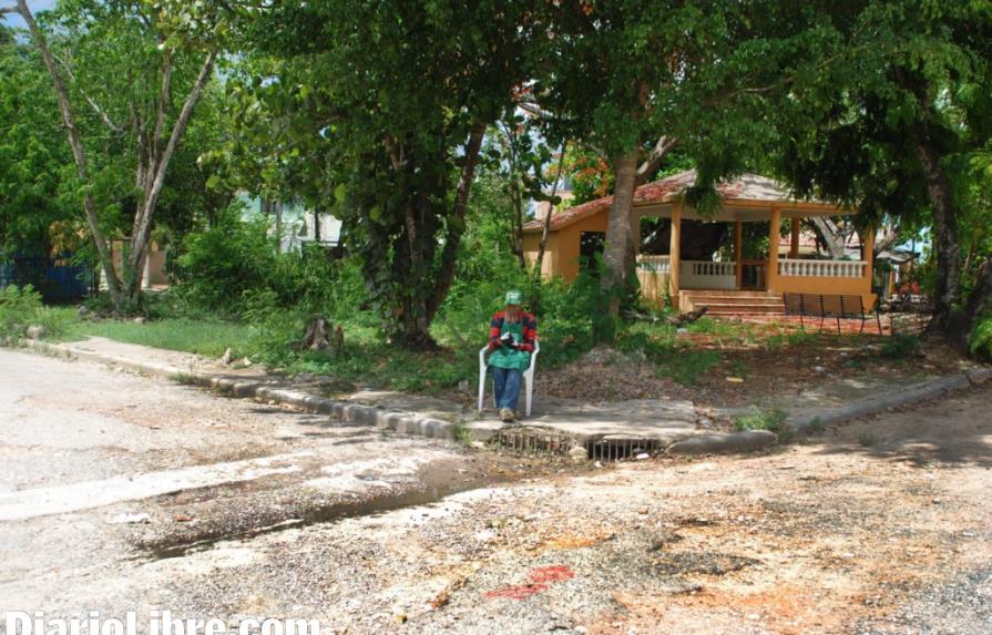 Vecinos de “Los Maestros” de Santo Domingo Este, enlodados al tope