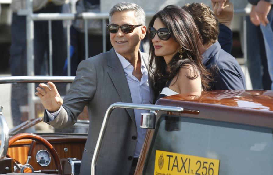 George Clooney y su prometida llegan a Venecia para boda