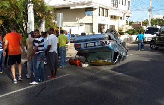 Carro del transporte público se estrella contra poste y deja tres heridos
