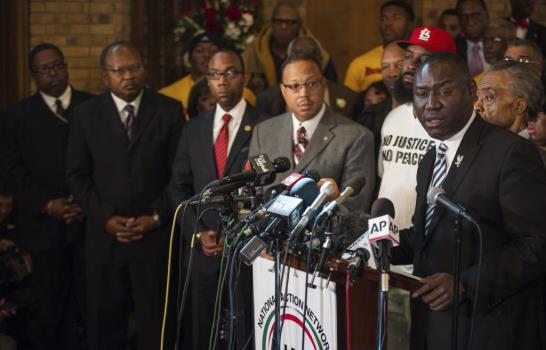 Tensión sobre fallo de Ferguson continúa con críticas a juicio injusto