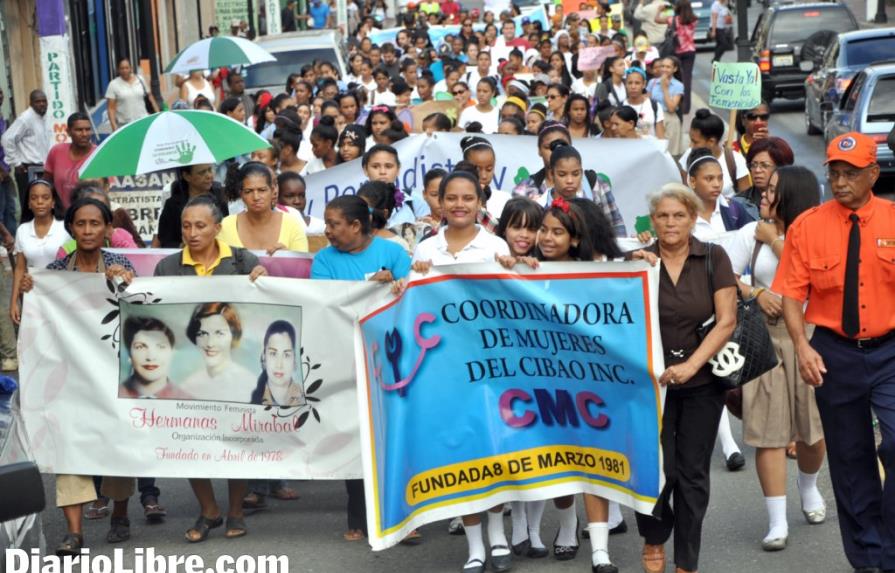Mujeres y estudiantes marchan contra los feminicidios en Santiago