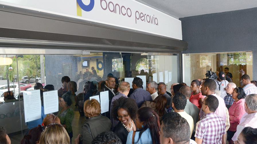 Clientes abarrotan la sede del Banco Peravia para validar sus ahorros Clientes abarrotan la sede del Banco Peravia para validar sus ahorros
