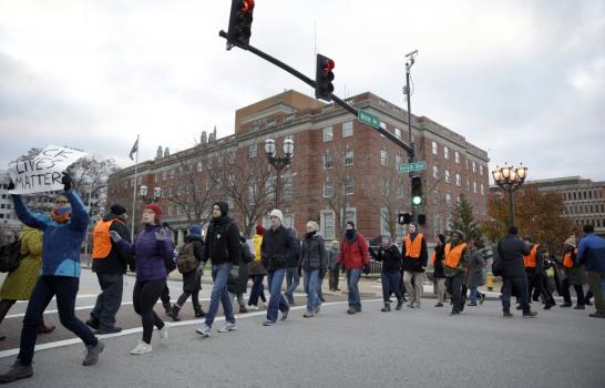Manifestantes vuelven a las calles de Ferguson por segundo día consecutivo