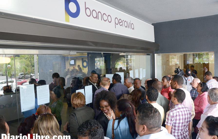 Clients packed headquarters of Banco Peravia to validate savings