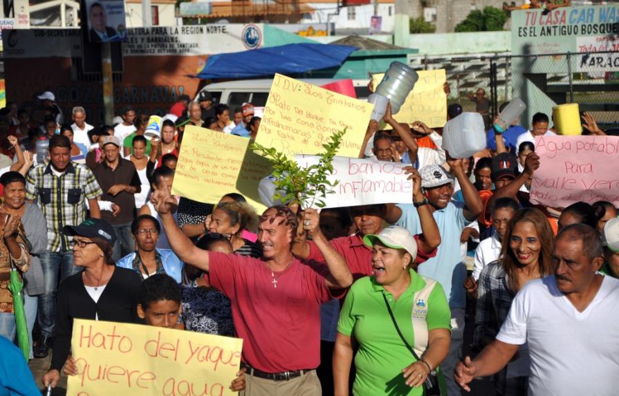 Moradores de Hato del Yaque denuncian venta de agua contaminada