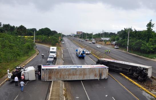 Camión de doble remolque se vuelca en autopista Duarte y ocasiona gran tapón