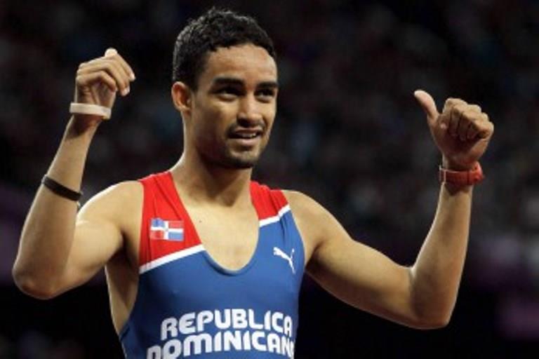 Luguelín Santos reclama la reparación de la pista de atletismo