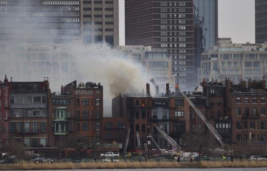 Dos bomberos muertos durante un incendio en Boston