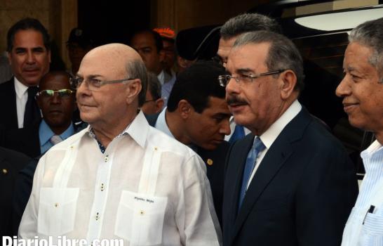 El Presidente habla con Hipólito Mejía y Miguel Vargas sobre proyecto de ley de naturalización