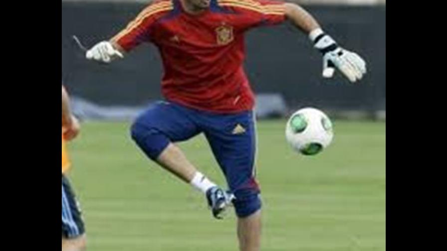Víctor Valdés se rompe la rodilla y dice adiós al Mundial