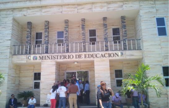 Visitantes del stand del Ministerio de Educación creen que el gasto fue excesivo