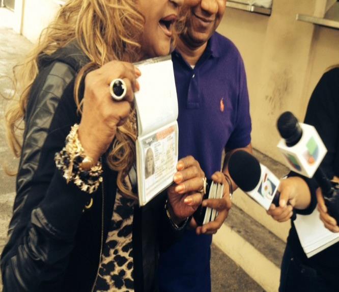 Fefita, alegre, retira visado de EE.UU.; viaja a Higüey a cumplir promesa