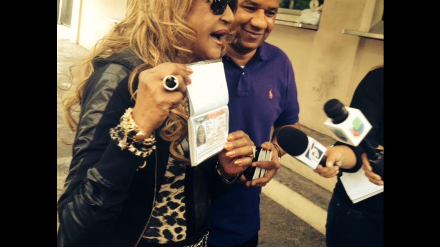 Fefita, alegre, retira visado de EE.UU.; viaja a Higüey a cumplir promesa