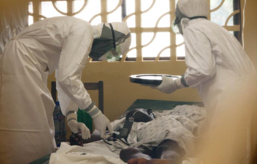 Médico que atiende a enfermos de ébola se contagia en Liberia