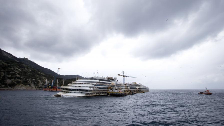 El naufragado Concordia completa su último viaje