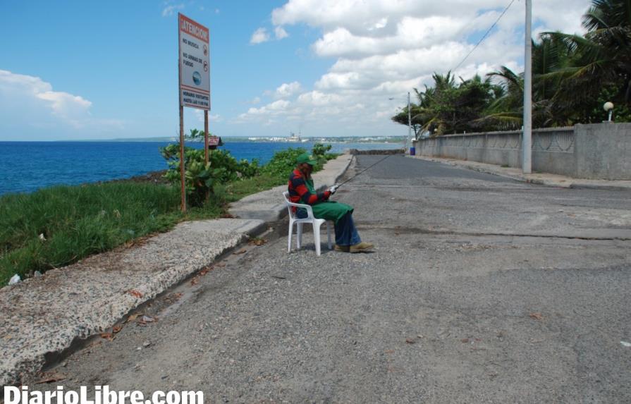 Residentes en Costa Azul piden reparación de “El Maleconcito”