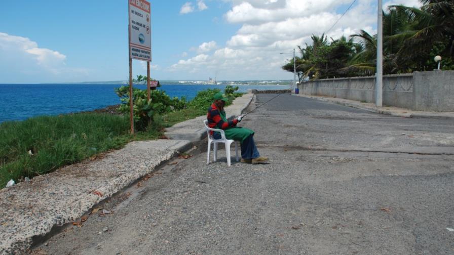Residentes en Costa Azul piden reparación de “El Maleconcito”