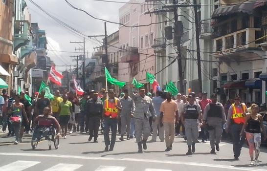 Al compás de redoblantes cientos marchan en favor de Loma Miranda