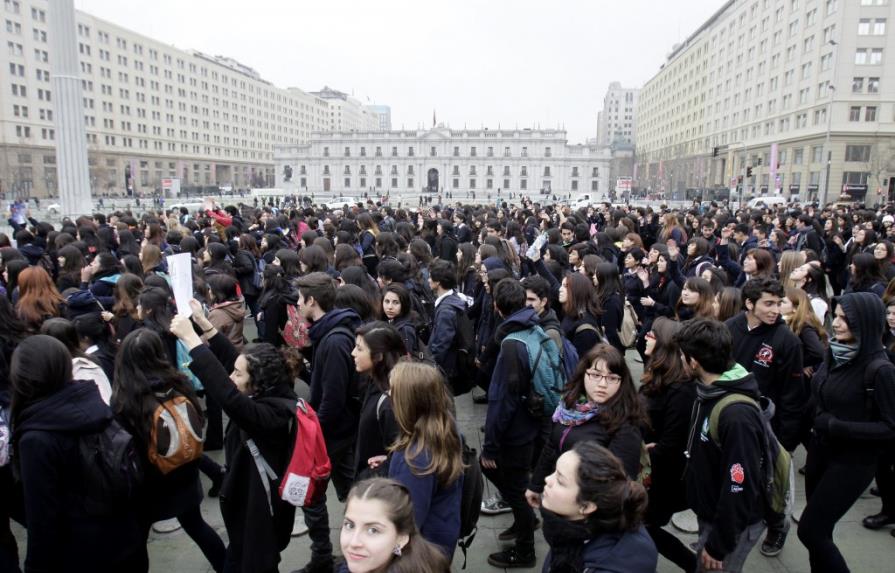 Miles de estudiantes chilenos marchan contra requisito preuniversitario