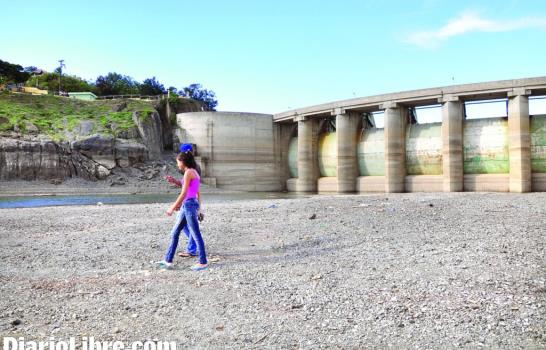 La presa de Tavera está seca; crisis de agua en Santiago