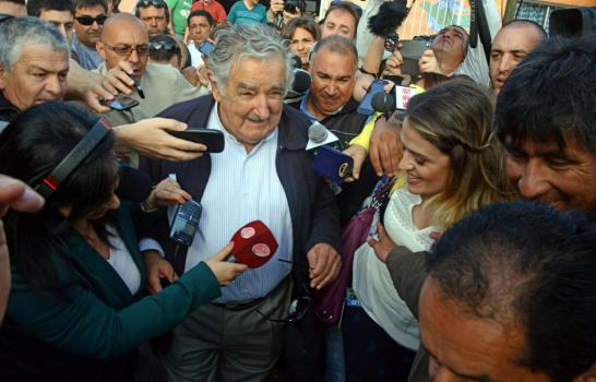 Uruguay buscará presidente en una apretada segunda vuelta entre Vázquez y Lacalle