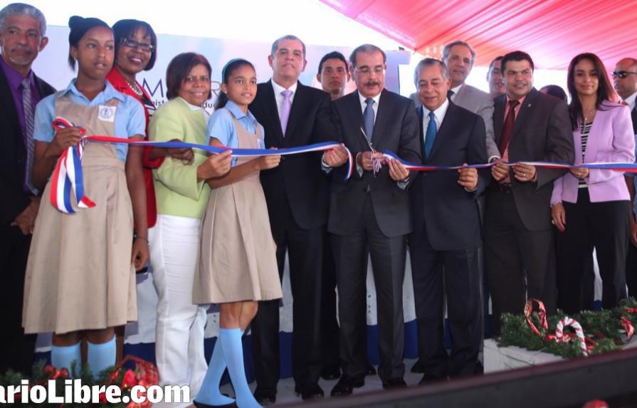 Danilo Medina entrega tres escuelas en Santo Domingo